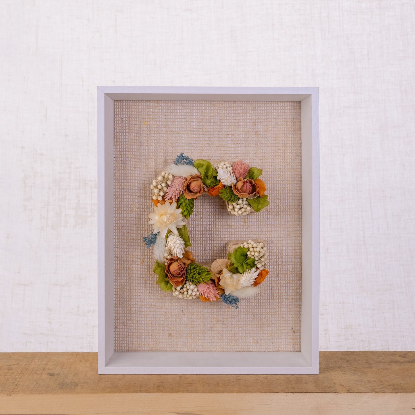 Cuadro de letra C con flores secas y preservadas. De Nuria Serra Art i Flors y nsartiflors