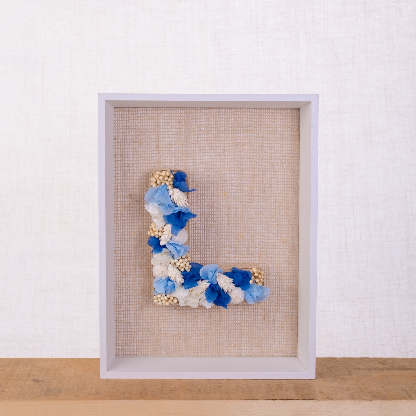 Cuadro de letra L con flores secas y preservadas. De Nuria Serra Art i Flors y nsartiflors