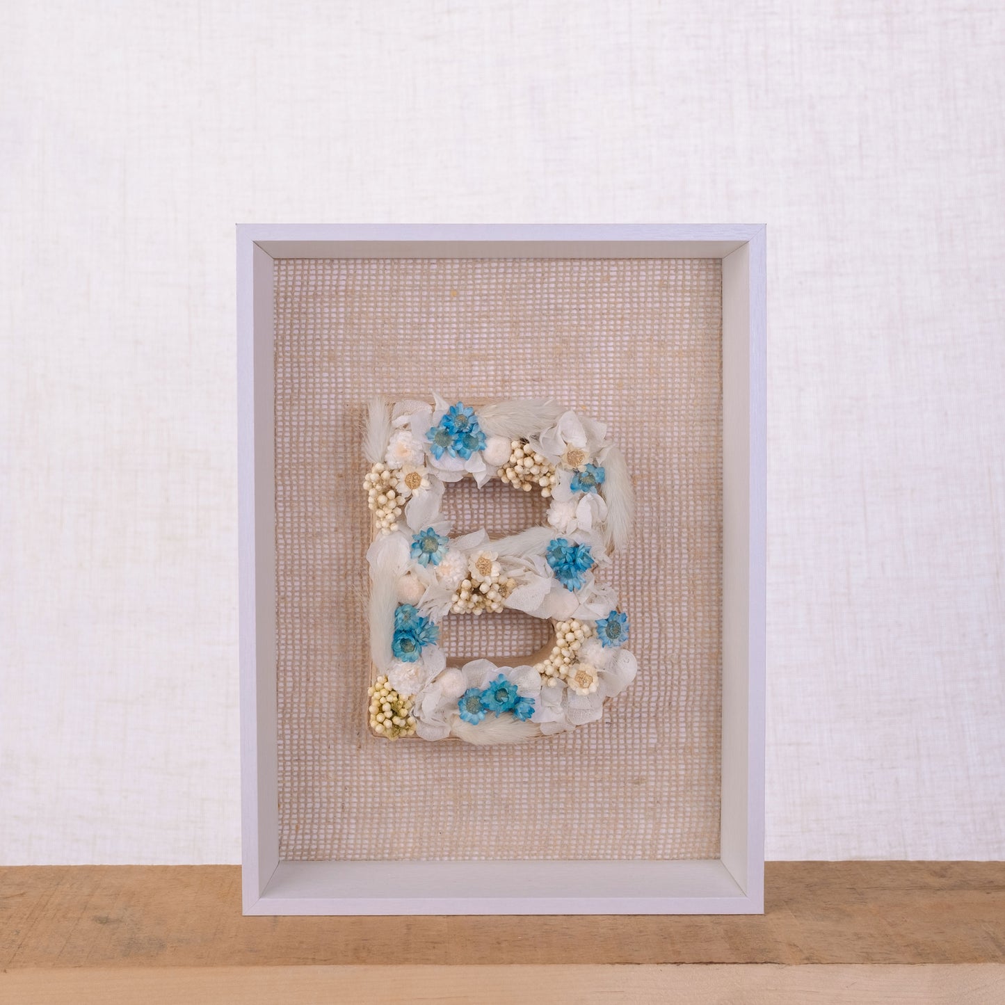 Cuadro de letra B con flores secas y preservadas. De Nuria Serra Art i Flors y nsartiflors