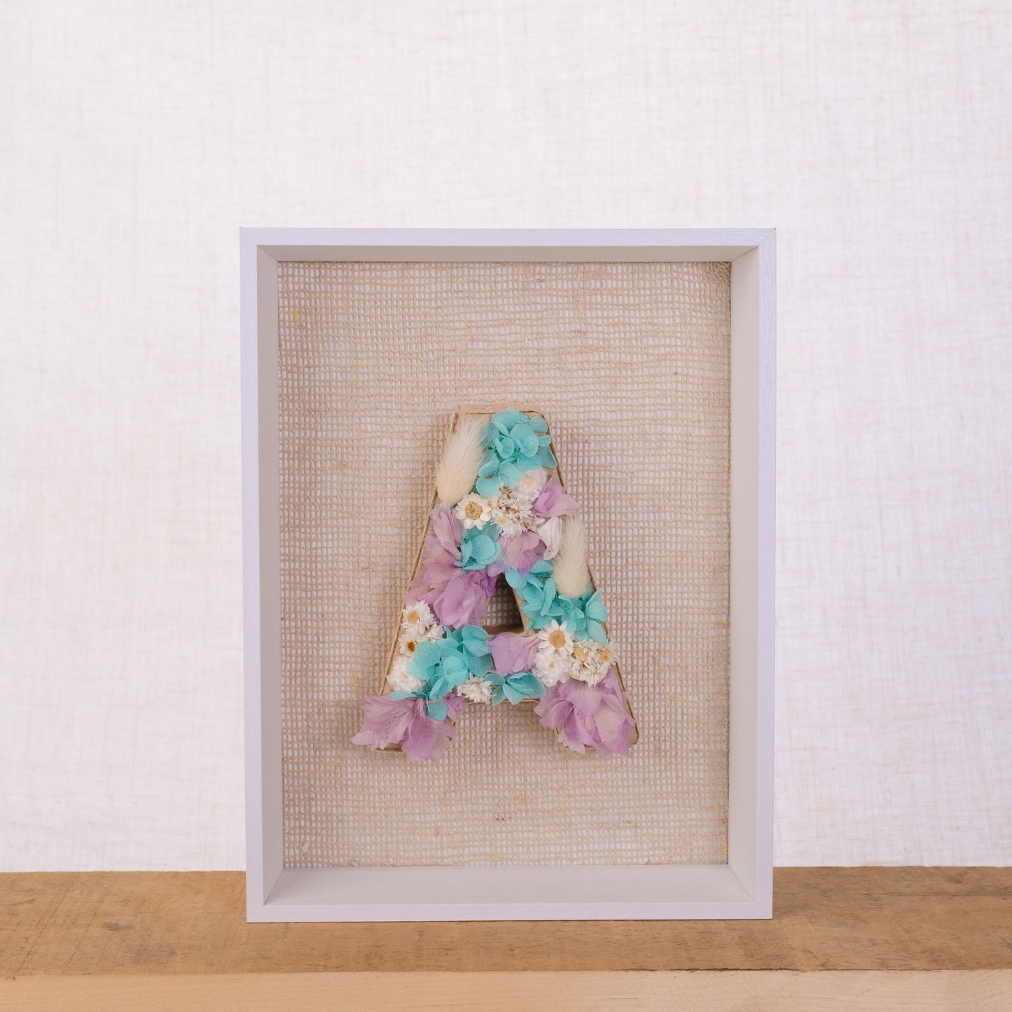 Cuadro de letra A con flores secas y preservadas. De Nuria Serra Art i Flors y nsartiflors