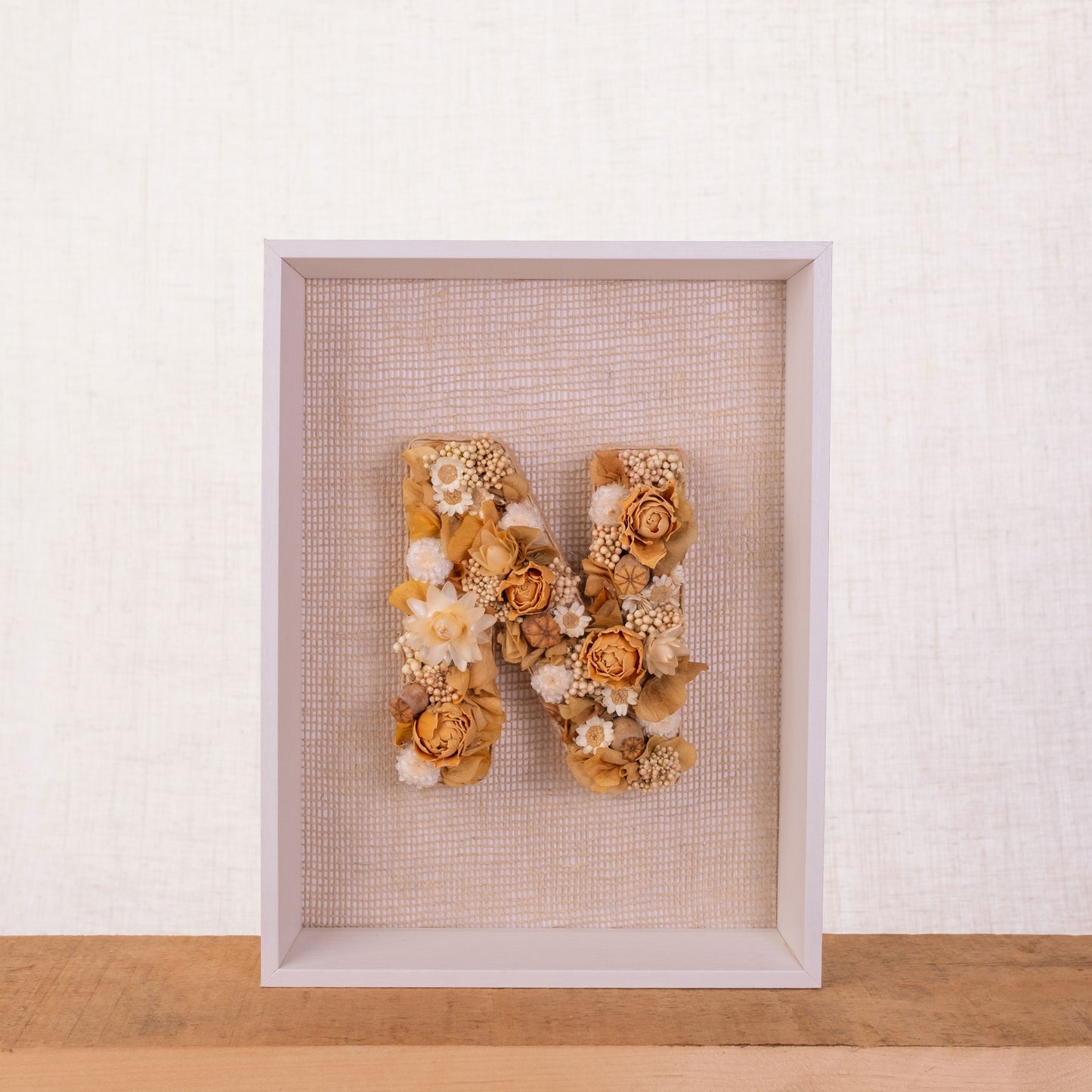Cuadro de letra N con flores secas y preservadas. De Nuria Serra Art i Flors y nsartiflors