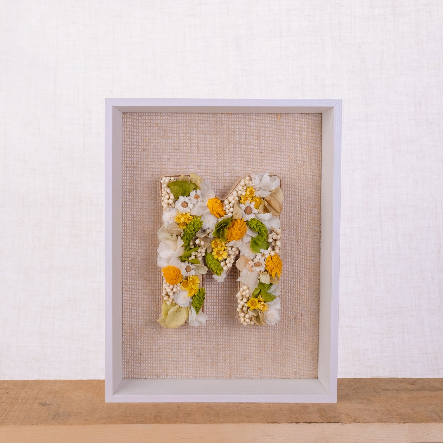 Cuadro de letra M con flores secas y preservadas. De Nuria Serra Art i Flors y nsartiflors