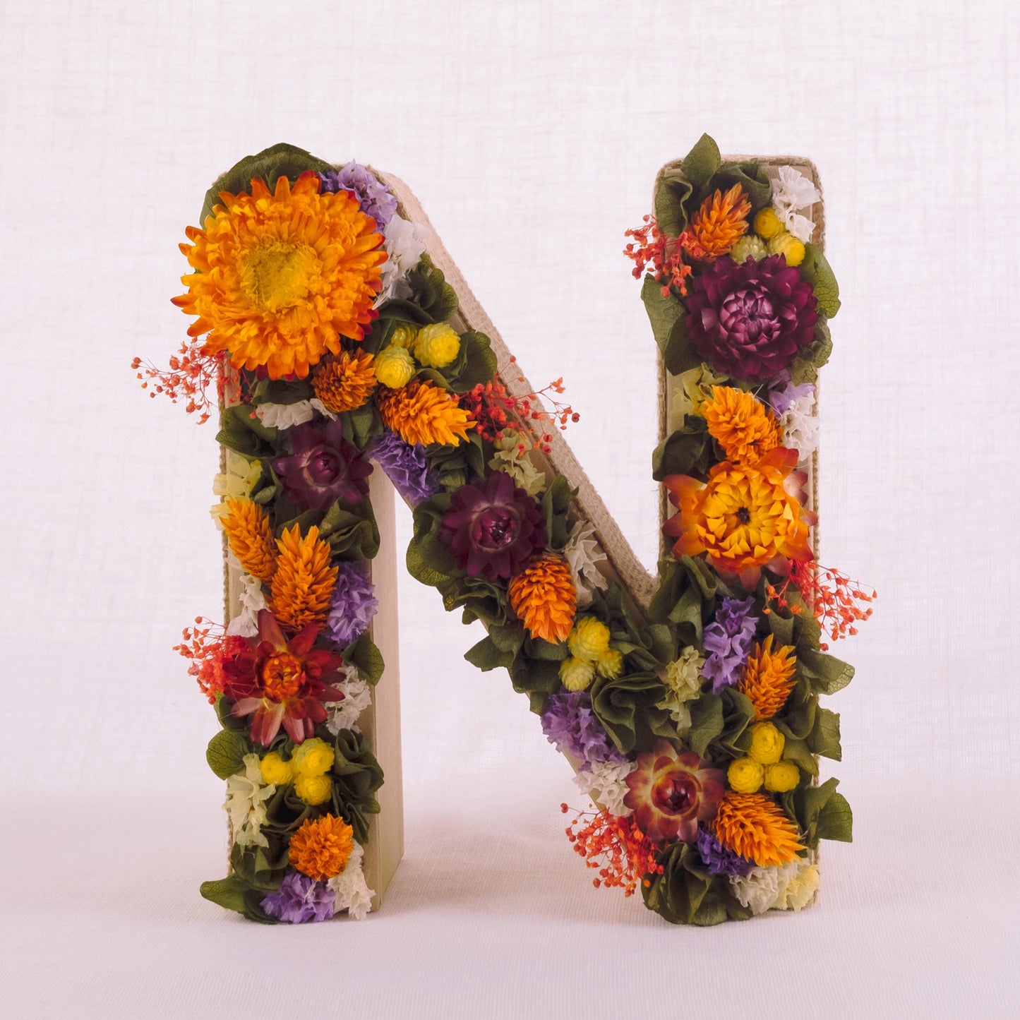 Letra N con flores secas y preservadas. De Nuria Serra Art i Flors y nsartiflors
