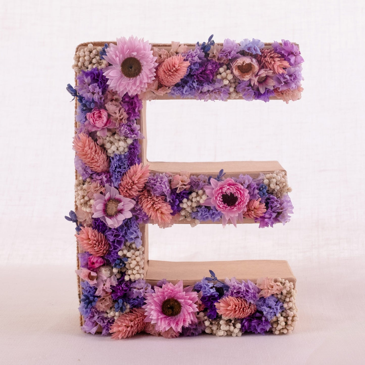 Letra E con flores secas y preservadas. De Nuria Serra Art i Flors y nsartiflors