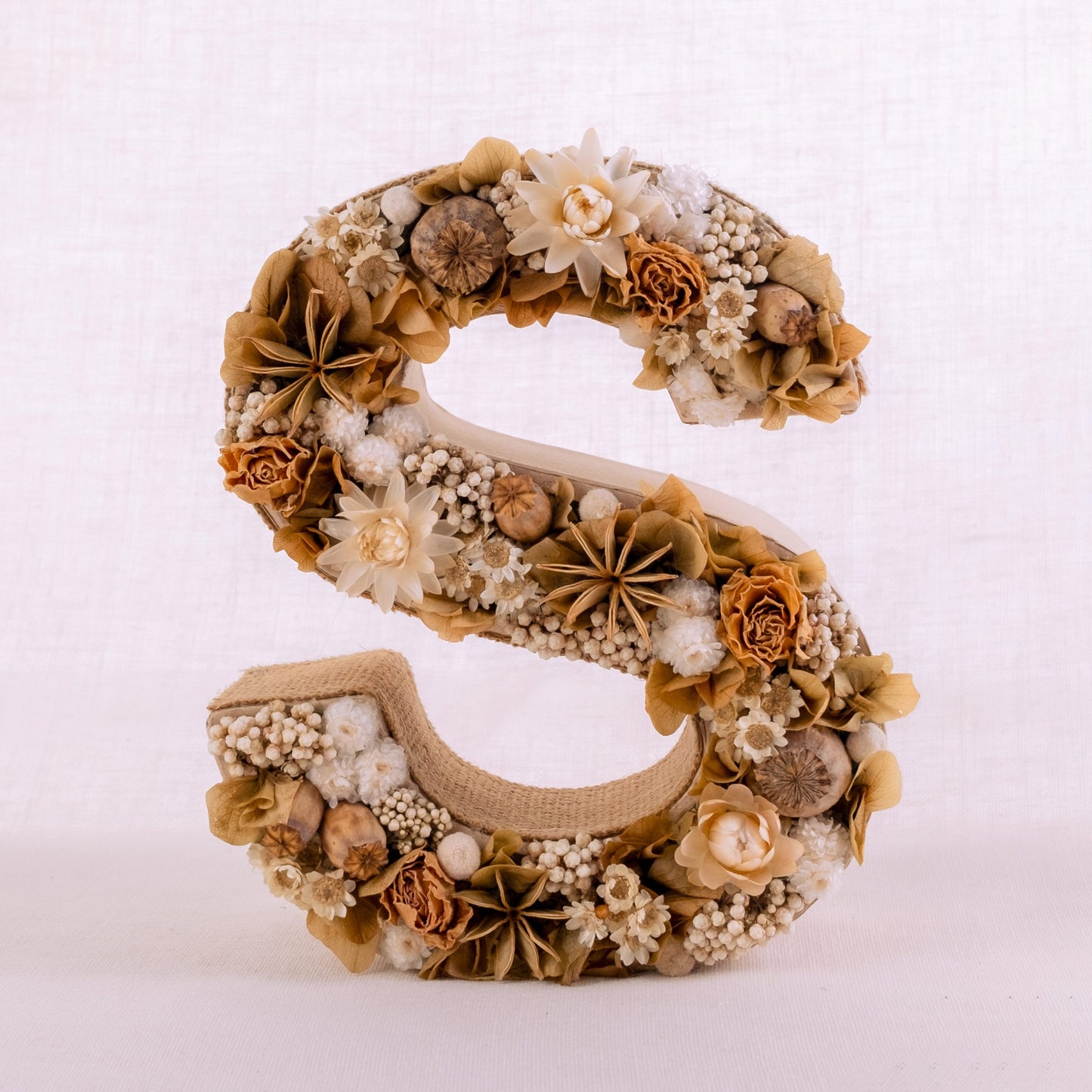 Letra S con flores secas y preservadas. De Nuria Serra Art i Flors y nsartiflors