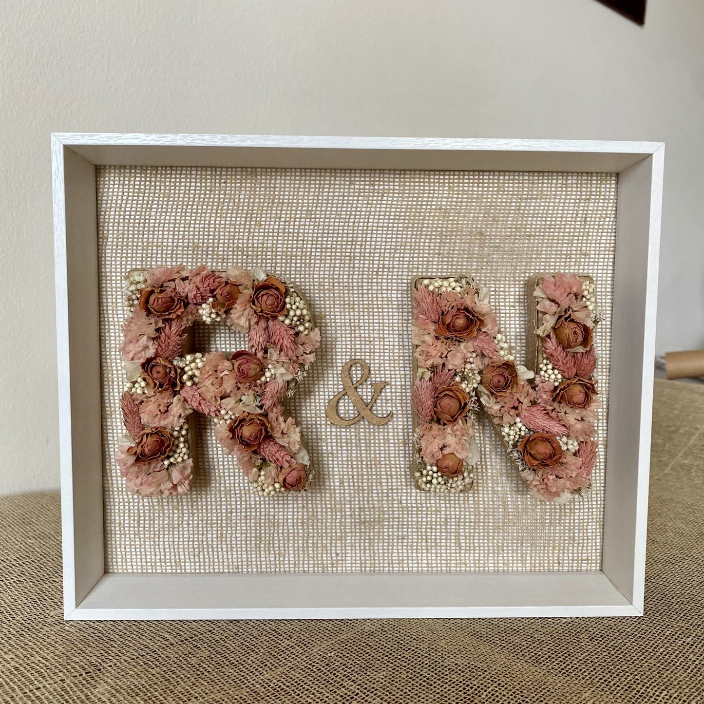 Cuadro de letras R&N con flores secas y preservadas. De Nuria Serra Art i Flors y nsartiflors