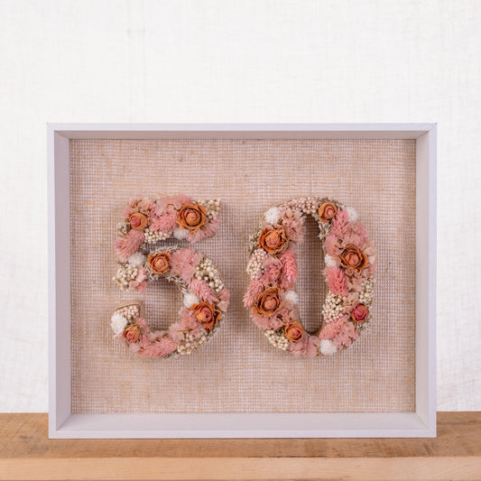 Cuadro de numero 50 con flores secas y preservadas. De Nuria Serra Art i Flors y nsartiflors