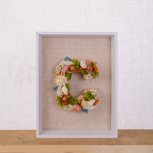 Cuadro de letra C con flores secas y preservadas. De Nuria Serra Art i Flors y nsartiflors