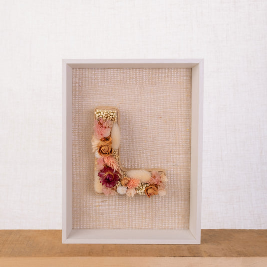 Cuadro de letra L con flores secas y preservadas. De Nuria Serra Art i Flors y nsartiflors