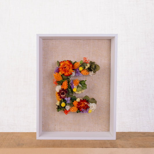 Cuadro de letra E con flores secas y preservadas. De Nuria Serra Art i Flors y nsartiflors