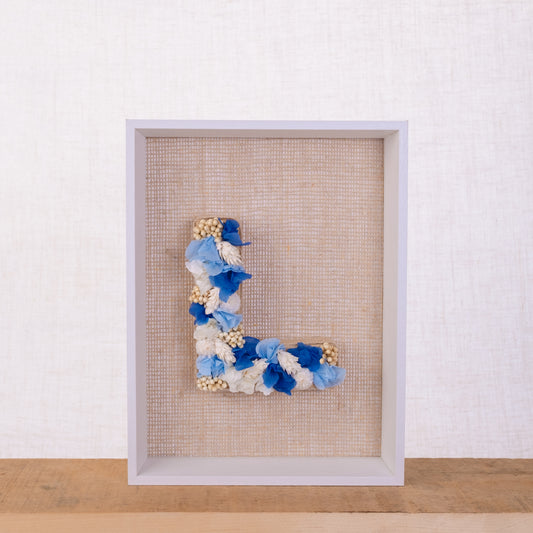 Cuadro de letra L con flores secas y preservadas. De Nuria Serra Art i Flors y nsartiflors