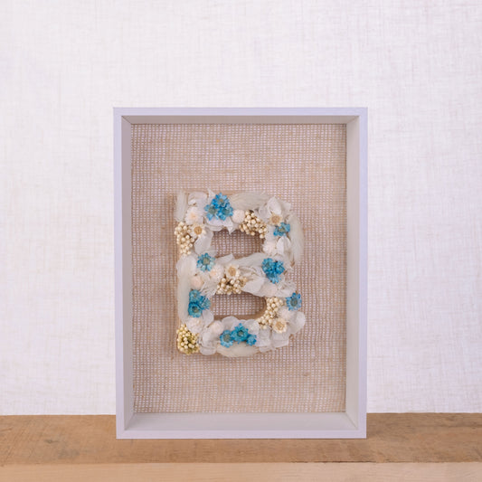 Cuadro de letra B con flores secas y preservadas. De Nuria Serra Art i Flors y nsartiflors