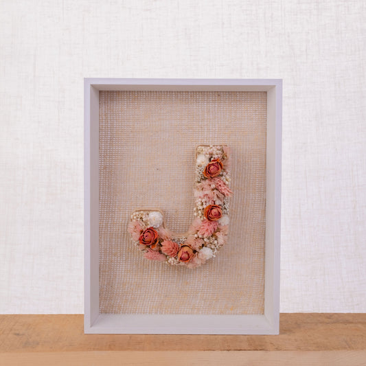 Cuadro de letra J con flores secas y preservadas. De Nuria Serra Art i Flors y nsartiflors