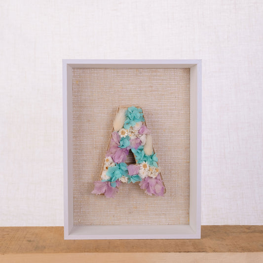 Cuadro de letra A con flores secas y preservadas. De Nuria Serra Art i Flors y nsartiflors