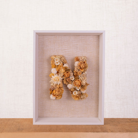 Cuadro de letra N con flores secas y preservadas. De Nuria Serra Art i Flors y nsartiflors
