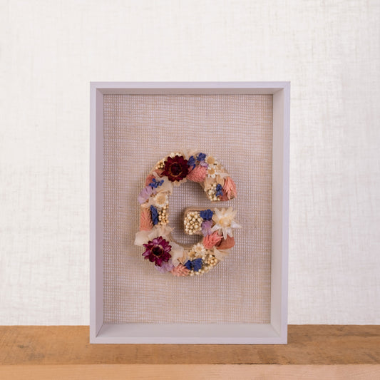 Cuadro de letra G con flores secas y preservadas. De Nuria Serra Art i Flors y nsartiflors
