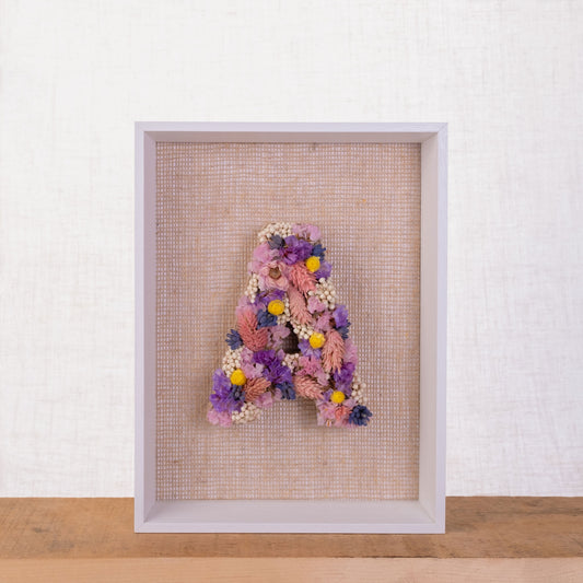 Cuadro de letra A con flores secas y preservadas. De Nuria Serra Art i Flors y nsartiflors