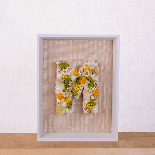 Cuadro de letra M con flores secas y preservadas. De Nuria Serra Art i Flors y nsartiflors