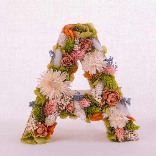 Letra A con flores secas y preservadas. De Nuria Serra Art i Flors y nsartiflors