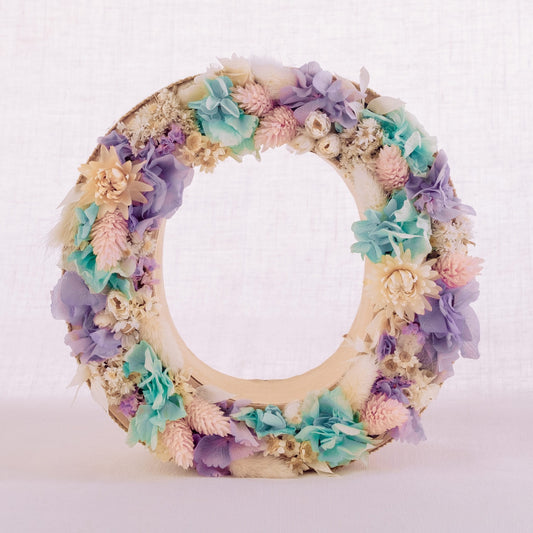 Letra O con flores secas y preservadas. De Nuria Serra Art i Flors y nsartiflors