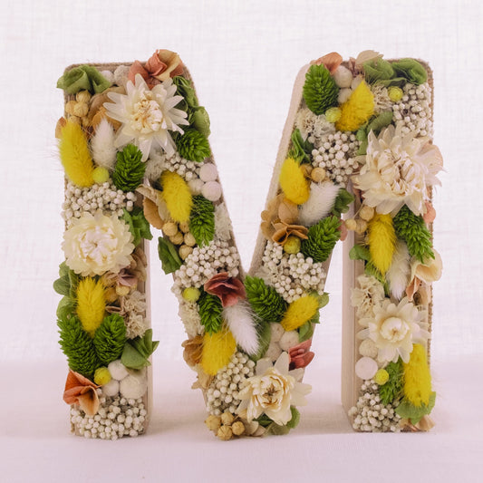 Letra M con flores secas y preservadas. De Nuria Serra Art i Flors y nsartiflors