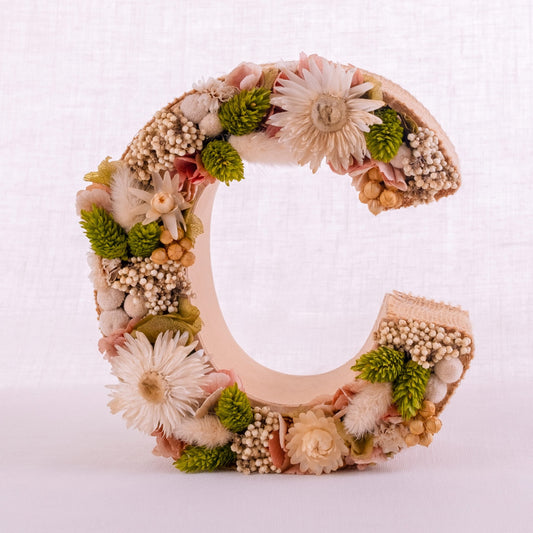 Letra C con flores secas y preservadas. De Nuria Serra Art i Flors y nsartiflors