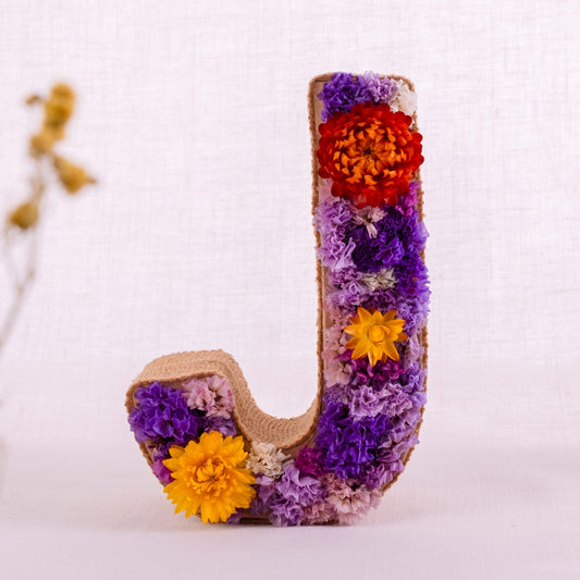 Letra J con flores secas y preservadas. De Nuria Serra Art i Flors y nsartiflors