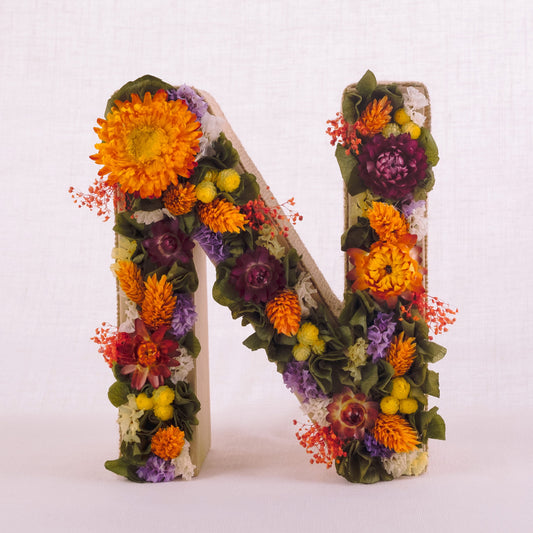 Letra N con flores secas y preservadas. De Nuria Serra Art i Flors y nsartiflors