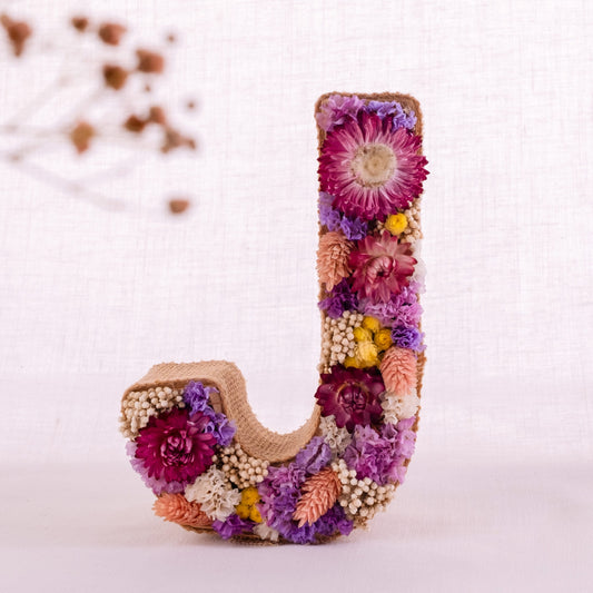 Letra J con flores secas y preservadas. De Nuria Serra Art i Flors y nsartiflors