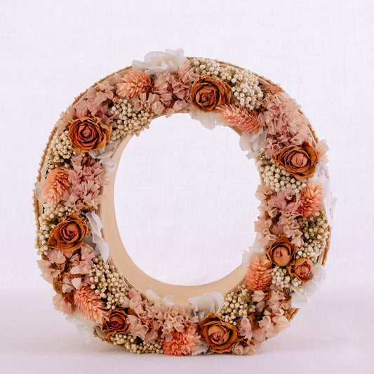 Letra O con flores secas y preservadas. De Nuria Serra Art i Flors y nsartiflors