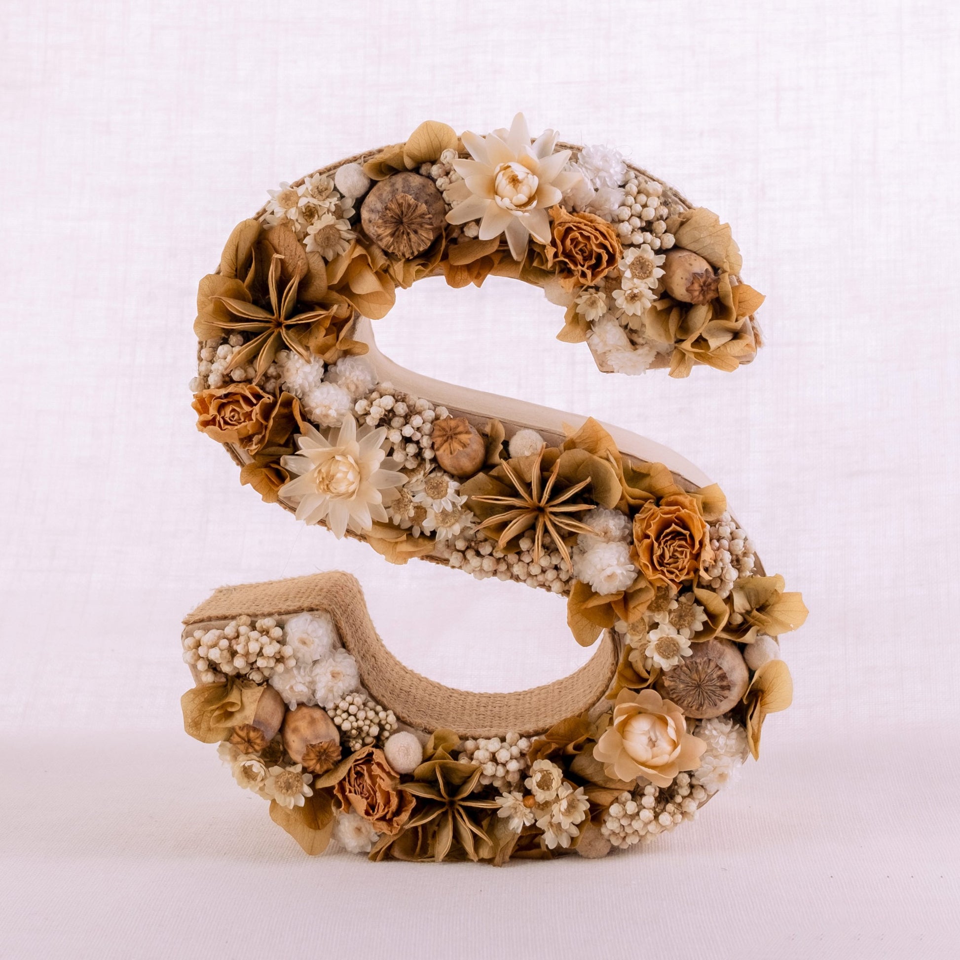 Letra S con flores secas y preservadas. De Nuria Serra Art i Flors y nsartiflors