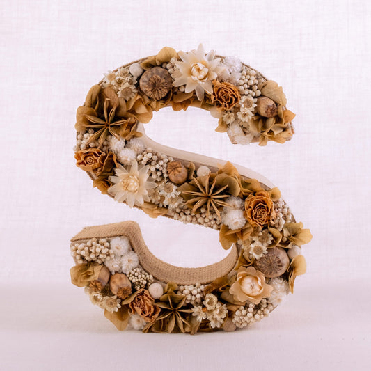 Letra S con flores secas y preservadas. De Nuria Serra Art i Flors y nsartiflors